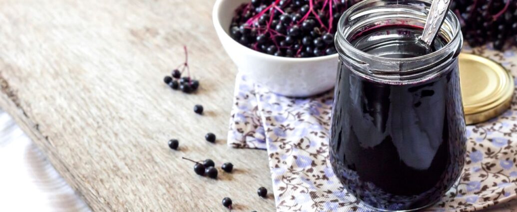 Słoiczek z powidłem z czarnego bzu oraz świeże owoce