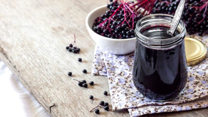 Słoiczek z powidłem z czarnego bzu oraz świeże owoce