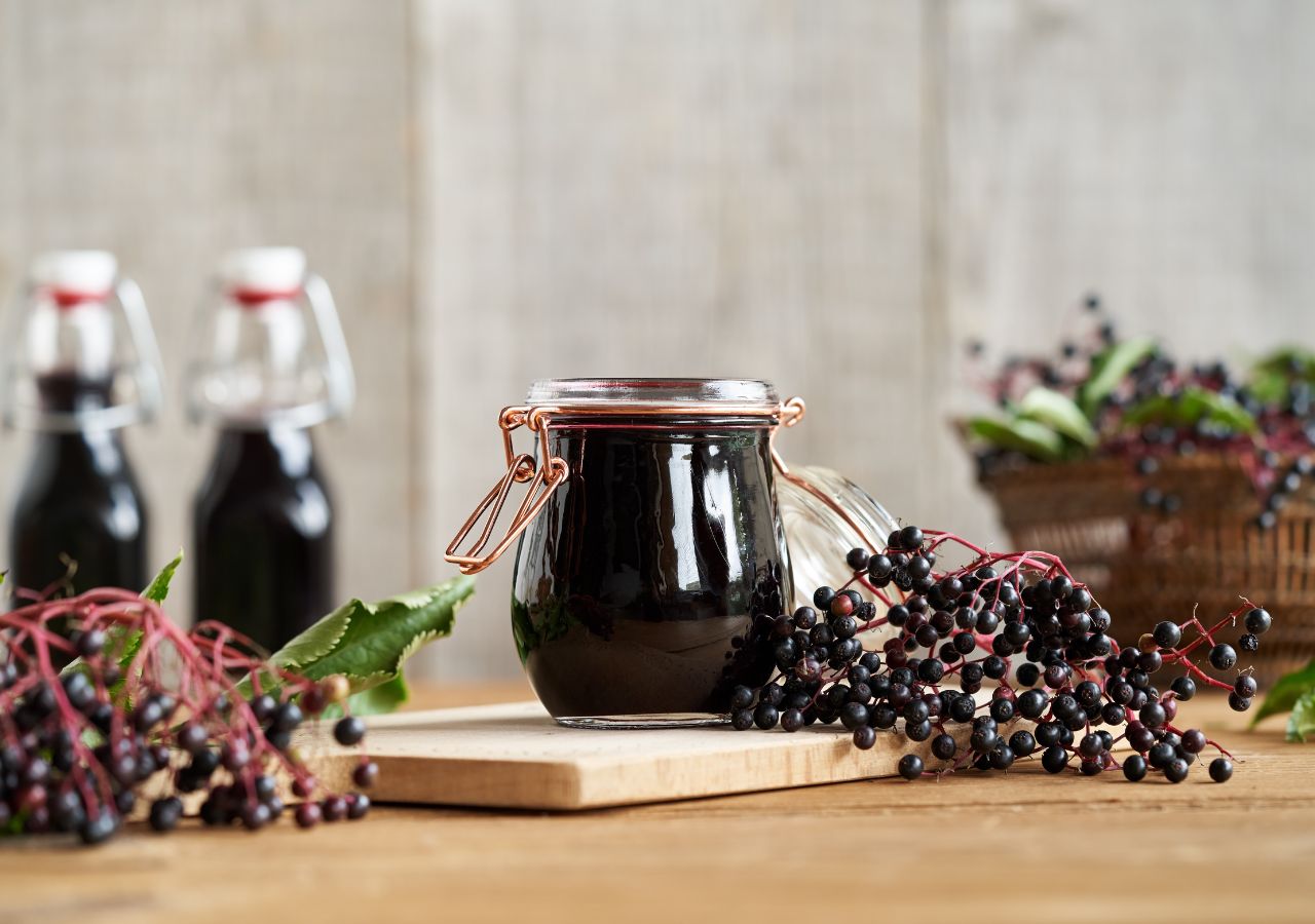 Przetwory z czarnego bzu - powidło, soki oraz świeże owoce