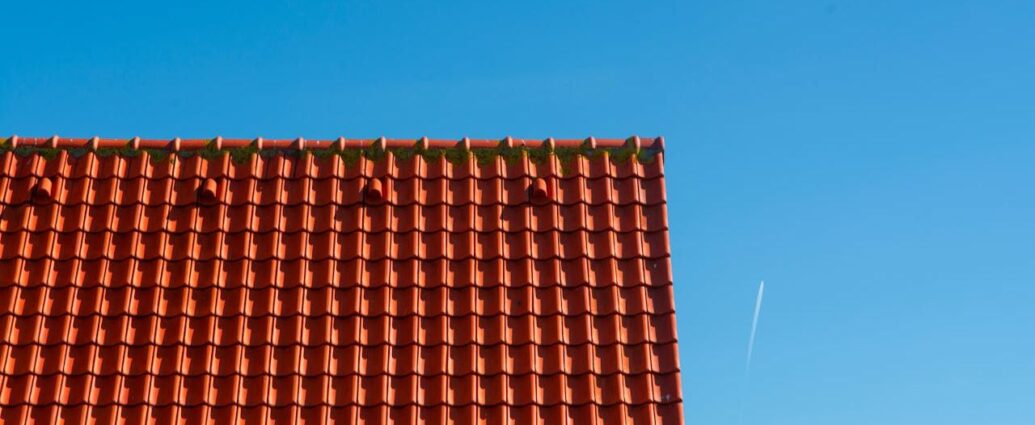 Dach kopertowy pokryty dachówką