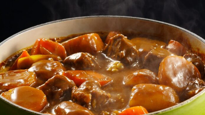 Jeden sposób krojenia cebuli sprawia, że gulasz smakuje jak z restauracji