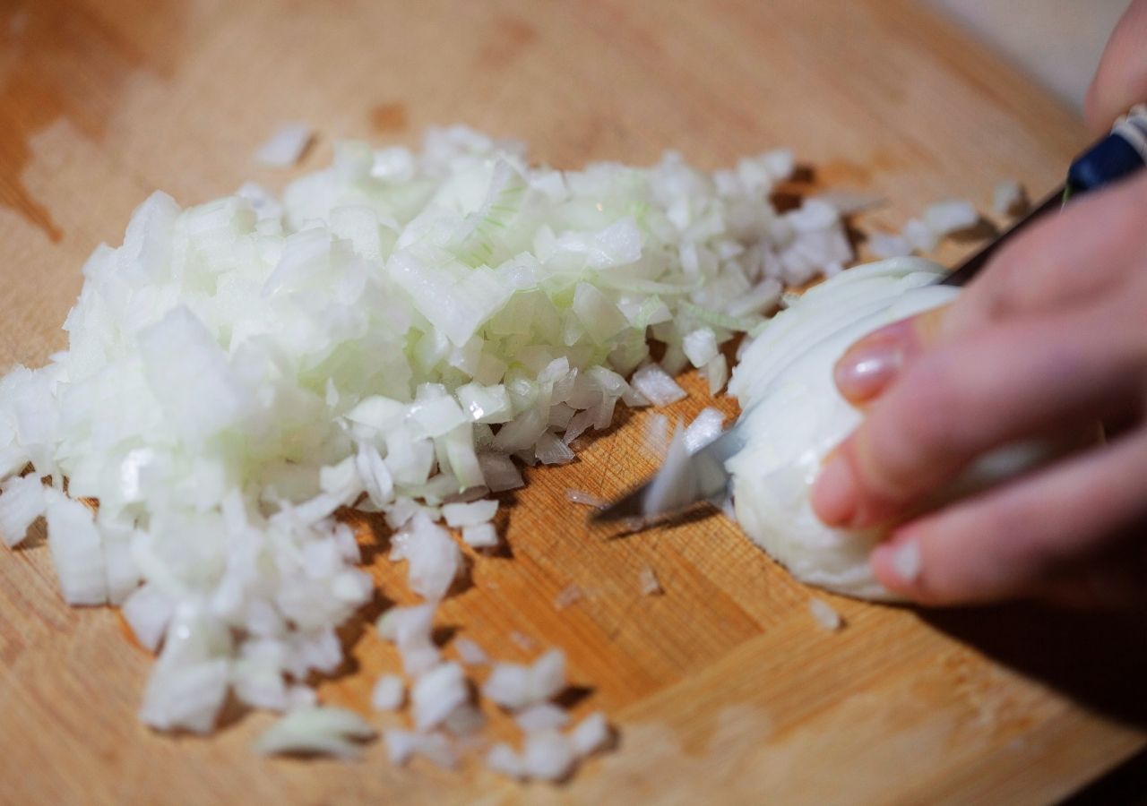 Krojenie cebuli do gulaszu w kotkę
