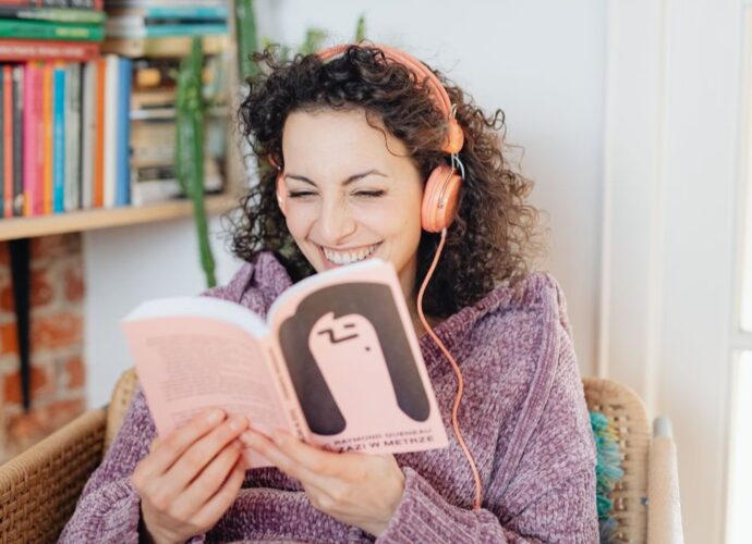 Audiobooki online. Jak wybrać książkę do słuchania i korzystać z niej wygodnie?