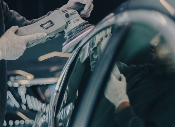 Detailing pozwala podejść do pielęgnacji pojazdu bardziej kompleksowo. Obejmuje nie tylko mycie, ale również dekontaminację, korektę lakieru, zabezpieczenie nadwozia oraz dokładne czyszczenie wnętrza