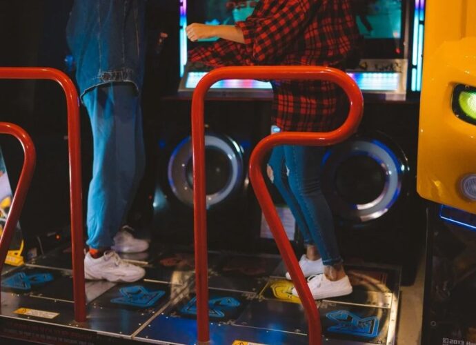 Shuffleboard to gra, w której przesuwasz metalowe krążki po długim, gładkim stole, starając się zatrzymać je jak najdalej, ale nie spaść z krawędzi