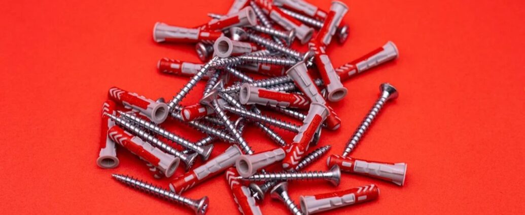 Kołki ramowe na czerwonym tle