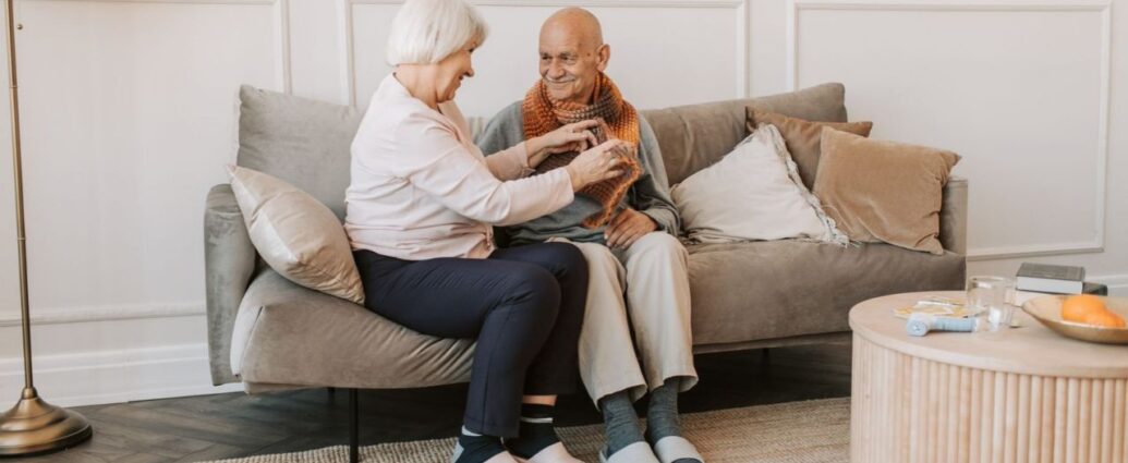 Para seniorów siedzących na kanapie w pokoju